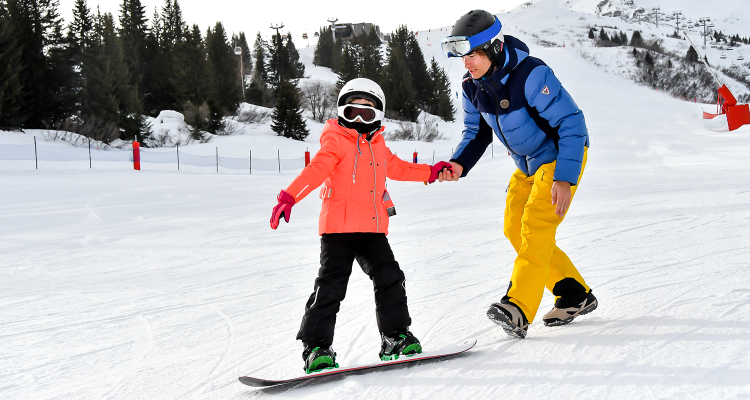 Skiing instructor. Катание на горных лыжах. Инструктор сноуборд. Дети на горных лыжах. Лыжный спорт дети.